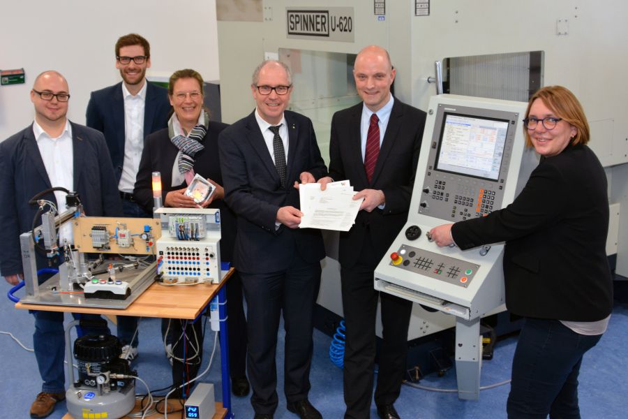 Die Mischung aus hochmodernen Maschinen und selbstentwickelten Lösungen bildet eine realitätsnahe Ausbildungssituation am Richard-Weizsäcker-Berufskolleg – v.l. Dr. Thomas Wassong (Kreis Paderborn, Leiter Stabsstelle Schul-IT), Lehrer Thomas Kruse, Prof. Dr. Karin Temmen (Universität Paderborn, Leiterin Fachgebiet Technikdidaktik), Landrat Manfred Müller, Jens Kronsbein (Bezirksregierung Detmold) und Schulleiterin Alexandra Hubenthal. Bildrechte: Kreis Paderborn, Amt für Presse- und Öffentlichkeitsarbeit, Meike Delang